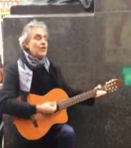 Andrea Bocelli e Coca Cola, a Natale il marketing è virale.